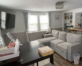 Close to everything! Comfortable and cozy home on a quiet street. Pet friendly. - Sheridan - Living room