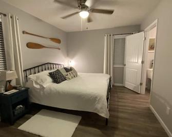 Endless Summer Getaway - 1 Mile Away From Jamestown Marina! - Jamestown - Habitación