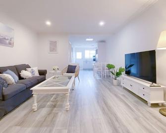 Newly renovated! Minutes away from Mother's Beach and Main Street! - Mornington - Obývací pokoj