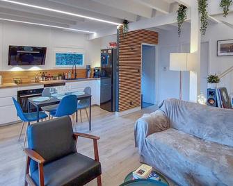 3 Bedroom Stunning Home In Hourtin - Hourtin - Wohnzimmer