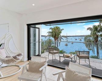 Coconut at Palm View Collective - Sydney - Balcone