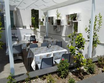 بي آند بي سويت هوم - بومباي - شرفة مرصوفة