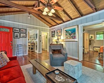 Redwoods Cabin w/ Hot Tub: Walk to Russian River! - Guerneville - Living room