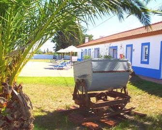 Santa Barbara Dos Mineiros Hotel Rural - Lousal - Patio