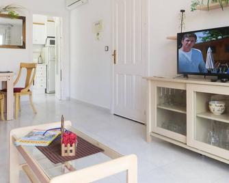 Beautiful Apartment In Torrevieja - Torrevieja - Sala de estar