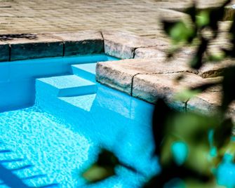 86 on Langenhoven Bed & Breakfast - Oudtshoorn - Piscina