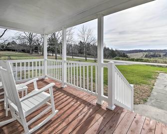 Farm-Style Ste. Genevieve Retreat w/ Fire Pit! - Sainte Genevieve