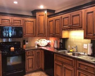 Beautiful Lake Front View! Wonderful Secluded Lake House close to all the fun! - Eldon - Cocina