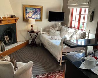 Brighton Lodge - #Solar Energy #No Loadshedding - Port Elizabeth - Living room