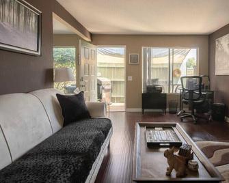 Cheerful, Quiet, Clean and Safe Condo near the San Gabriel Mountains in Azusa. - Azusa - Living room