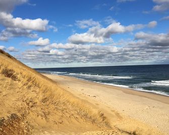 Upscale, newly renovated cottage, 10 acres/ farm/near Ocean Beach - Truro - Beach