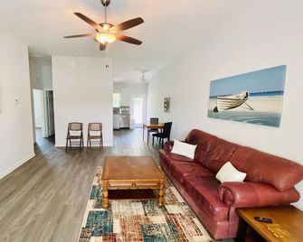 107-A Flamingo Getaway - Palatka - Wohnzimmer