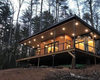 Luxury Shipping Container Home- River Access- Modern Comfort in Nature - Wilkesboro - Gebouw