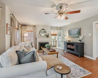 Cozy up at Avenue Six Cottage! - Navasota