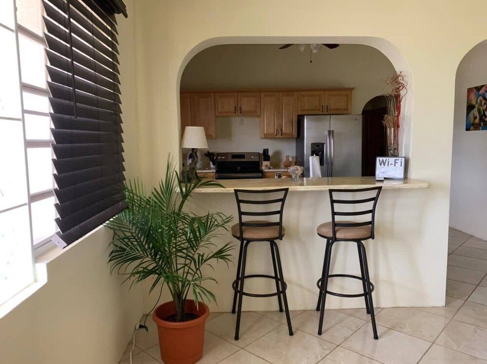 Spacious 3-Bed 2-Bath Fully Air Conditioned Home - Kingshill - Cocina
