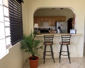 Spacious 3-Bed 2-Bath Fully Air Conditioned Home - Kingshill - Cocina