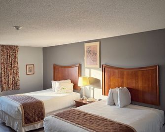 Lake Tree Inn & Suites - Marion - Bedroom