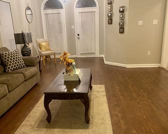 Southaven, MS Home - Minutes from Memphis - Close to local shopping and eateries - Southaven - Living room