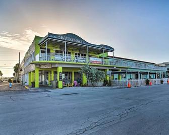 Bright Gulf Coast Escape - 8 Mi to Johns Pass! - Saint Pete Beach - Building