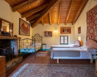 Beautiful private villa for 10 guests with A/C, private pool, patio, pets allowed and parking - Cossano Belbo - Habitación