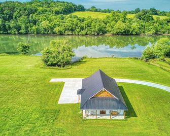 Lazy River Cabin, River Front, Hot Tub, Wifi, 560 in Free Attraction Tickets Each Paid Day! - Kodak - Outdoor view