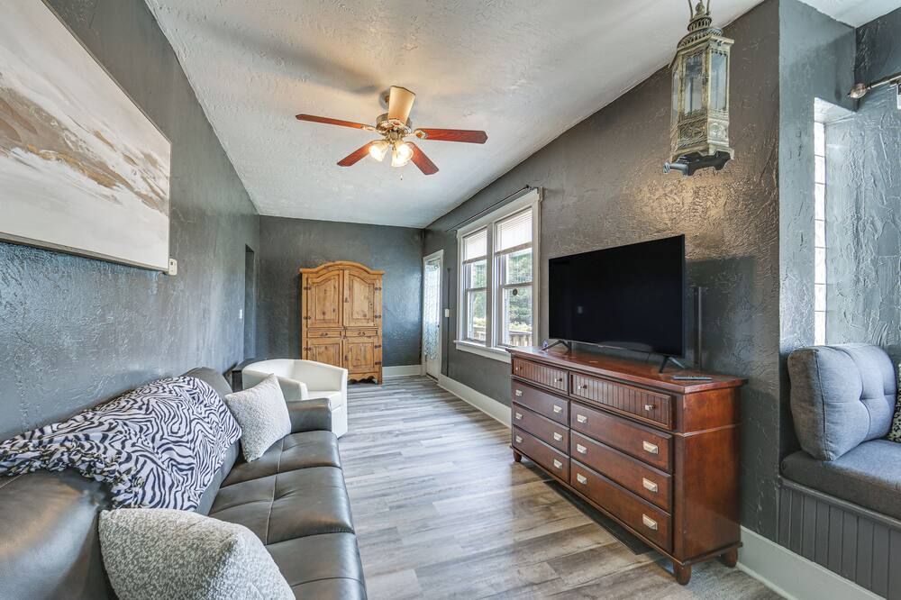 Updated New Kensington Home w/ Deck: 22 Mi to PGH!