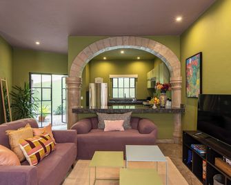 Holt Art Deco Retreat In Vibrant 3 Bedroom Villa - San Miguel de Allende - Sala de estar
