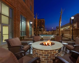 Embassy Suites by Hilton Savannah Historic District - סאוואנה - מרפסת