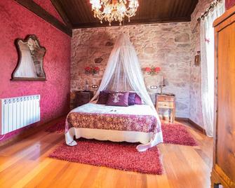 Country house with terraces and sea views only 50 meters from the beach. - O Pindo - Habitación