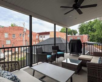 Tibbe Flat at the Cedar Haus - Downtown WashMo, Dog-Friendly, Wineries - Washington - Balkón