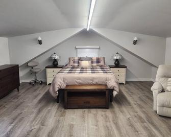 Guest house walking distance from historic downtown Littleton - Littleton - Bedroom