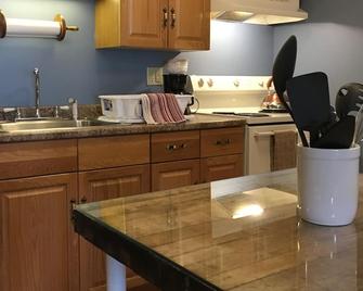 Traveler Dream Space in the Center of Downtown Bennington Steps From Everything! - Bennington - Kitchen