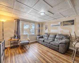 Beach Cabin #1 - Lake Ozark - Pokój dzienny