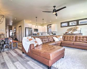 Modern Bozeman Family Townhome with Hot Tub! - Bozeman - Living room