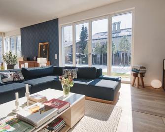 Modern, cozy villa with pool and garden - Unterhaching - Wohnzimmer
