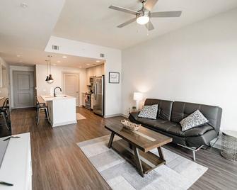 Uptown Furnished Apartments near BOA Stadium apts - Charlotte - Soggiorno