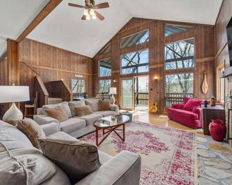 Wolf Ridge Retreat: Upscale Cabin in Private Wolf Laurel | Ski & Golf Development - Mars Hill - Living room