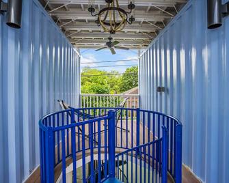 East Downtown Micro-luxe Container Living Pod #10 - هيوستن - شرفة