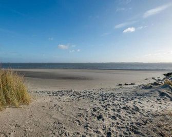Beachside Getaway with Garden & barbecue - Baarland - Playa