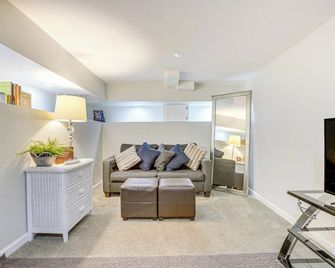 Denver Retreat in Cherry Creek: Walk to Dining! - Denver - Living room