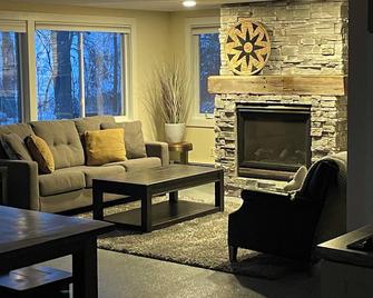 Nevaeh Properties - The Loft - Adults Only - Cohasset - Living room