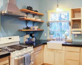 Historic Home And Hot Tub~ In Flat Rock - Flat Rock - Kitchen