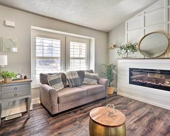 Woods Cross Vacation Rental w/ Hot Tub! - Woods Cross - Huiskamer