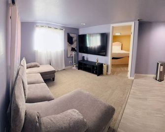 Moonlit Serenity - Oakland - Living room