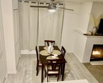 Luxury Condo w/ Complimentary Breakfast and Free Parking! 5 mins from Universal - Burbank - Restaurante