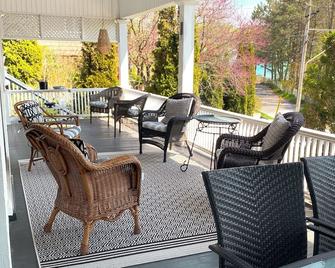 Heritage style cottage with lake view, perfect porch for family gatherings. - Port Stanley - Balcony