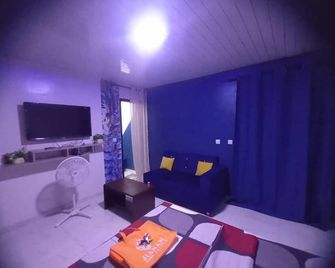 Apartment-sleeps2-parking-petfriendly - Abidjan - Bedroom