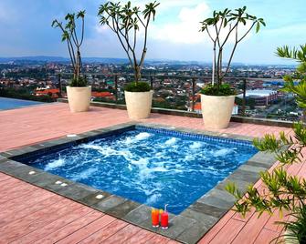 Louis Kienne Hotel Pandanaran - סמראנג - בריכה