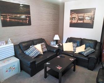 24 Fairfield Road - Uttoxeter - Living room