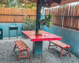 Amakan Beachside Retreat, Pet-Friendly & Modern! 1-2 Minutes Walk To Beach - Bagac - Patio